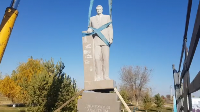 Қонаев мүсіні